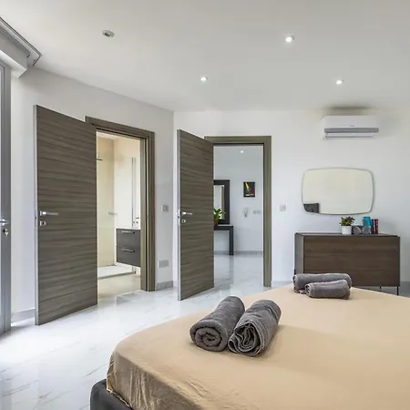 דירה Ta Xbiex, Luxury Penthouse For Families Only, With Pool And Seaview, Malta *